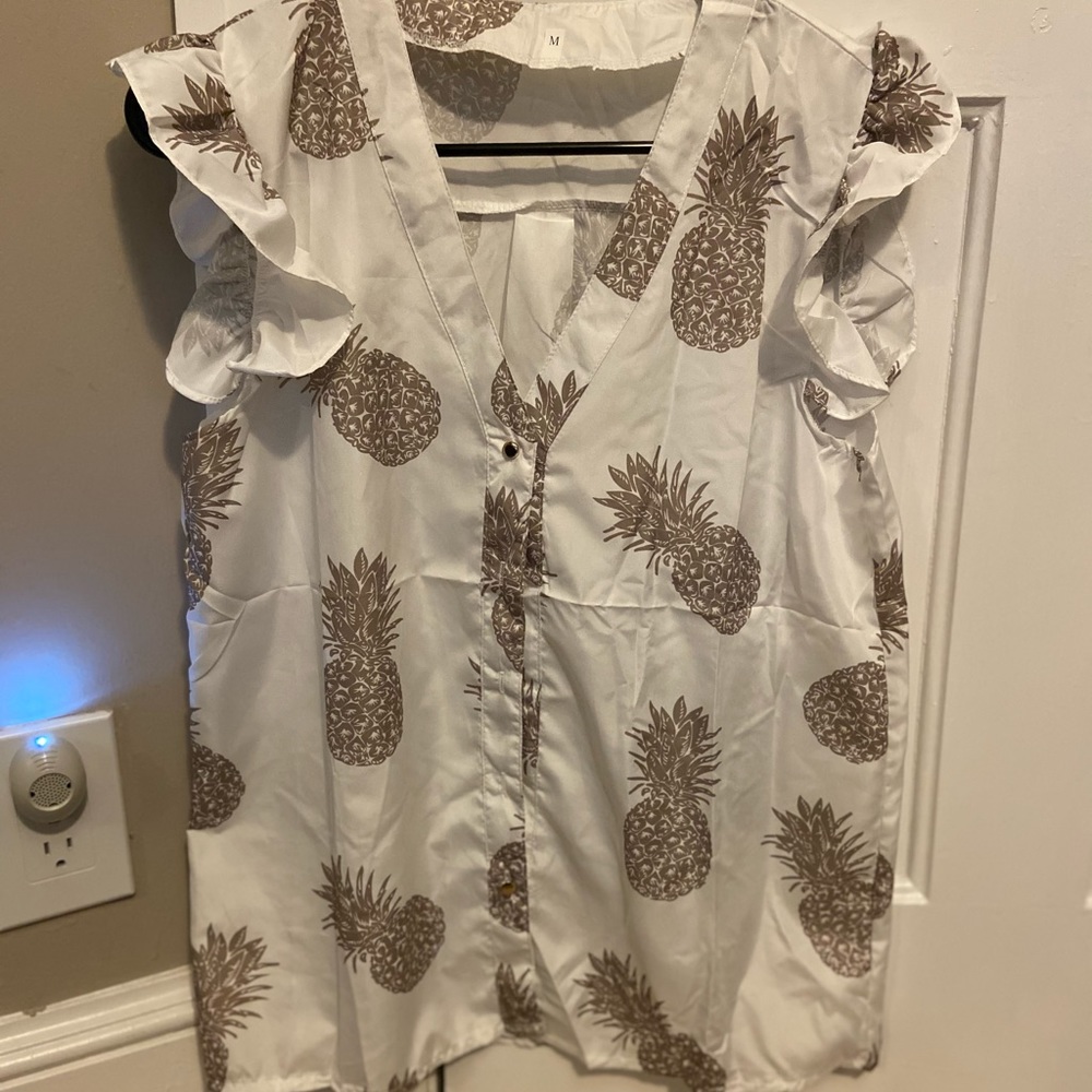 Never worn Pineapple pattern Sleeveless Blouse